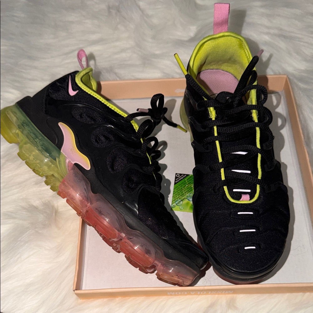 Nike Vapormax Plus size 7.5 Black and Pink